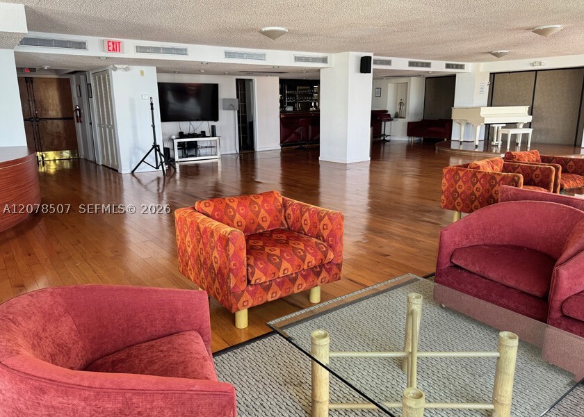 6423 Collins Ave #1702 Miami Beach, FL 33141