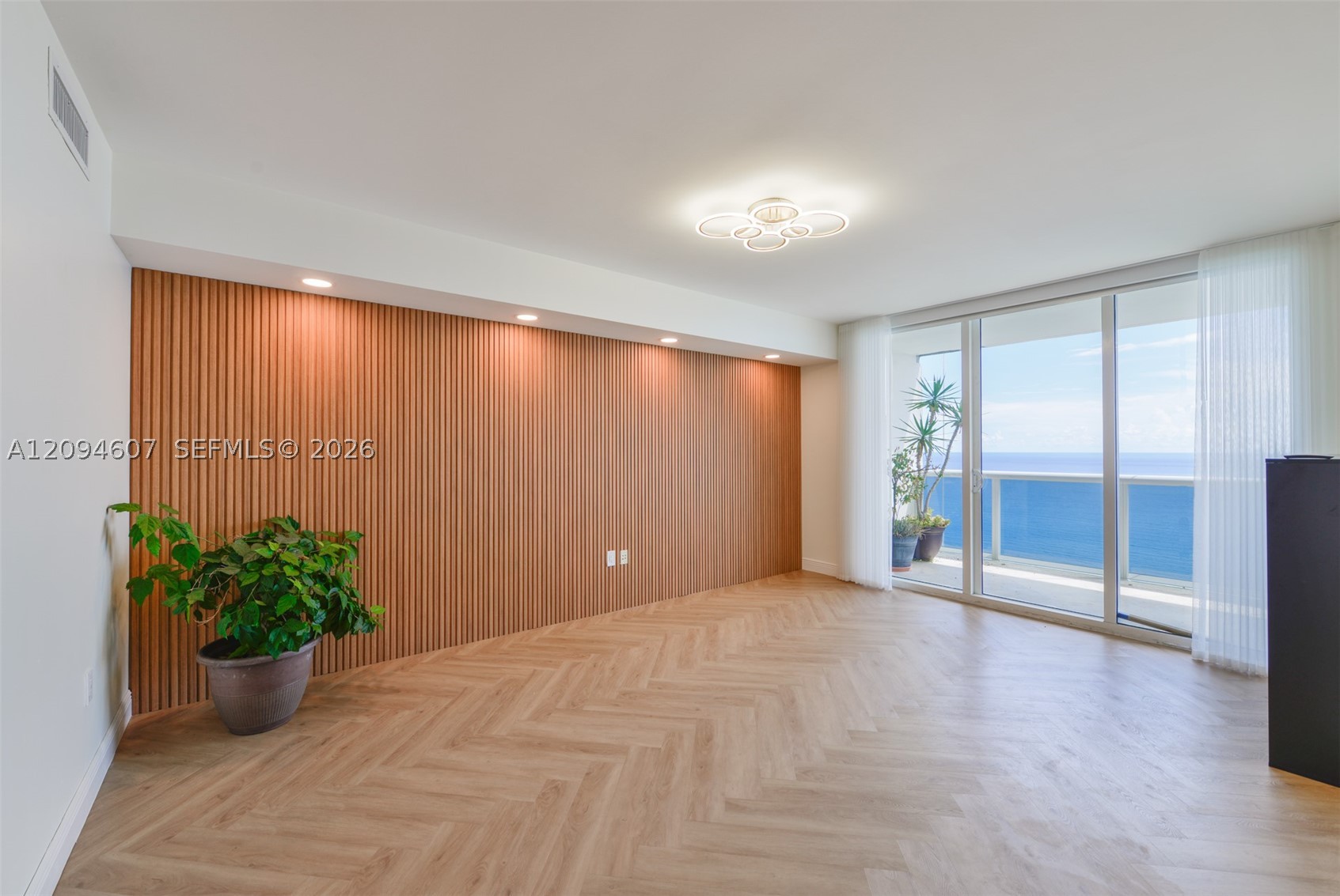image Beach Club 125