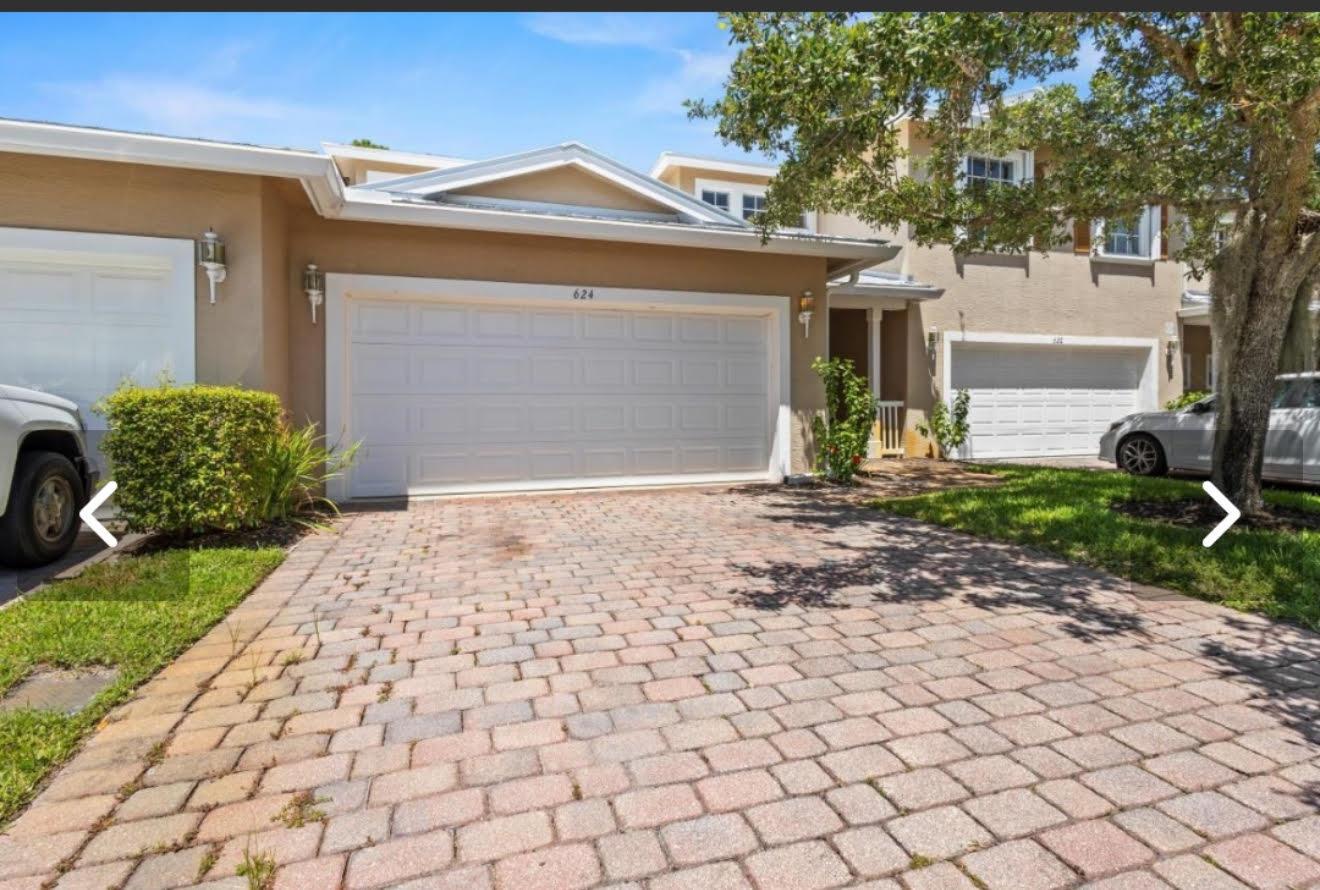624 NE Bent Paddle Ln