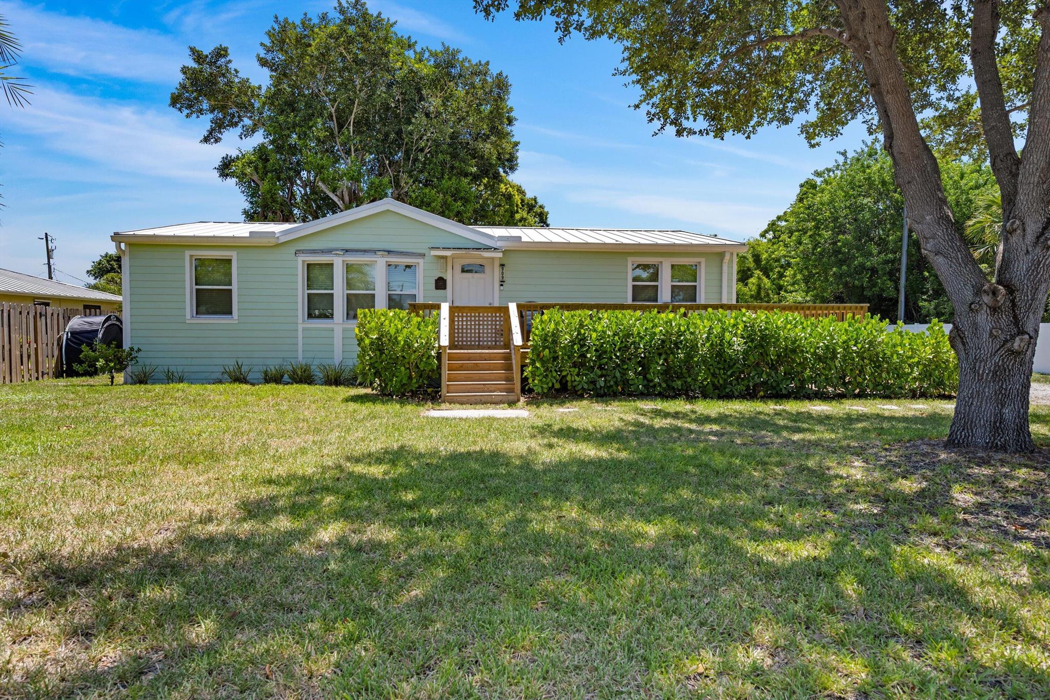 909 SE Hibiscus Ave