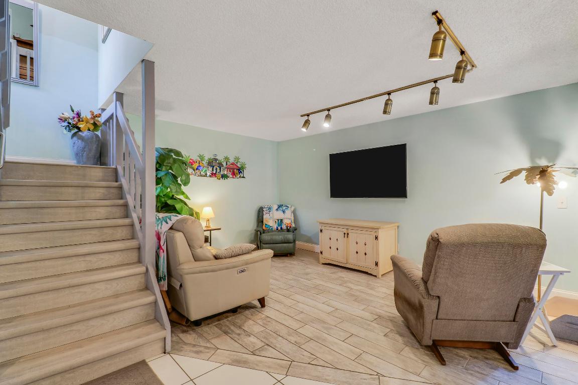 128 Sherwood #13b Jupiter, FL 33458