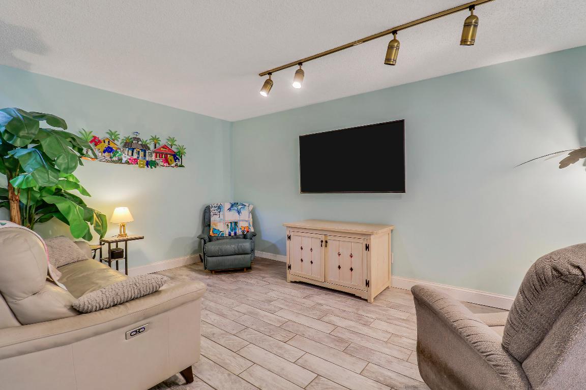 128 Sherwood #13b Jupiter, FL 33458