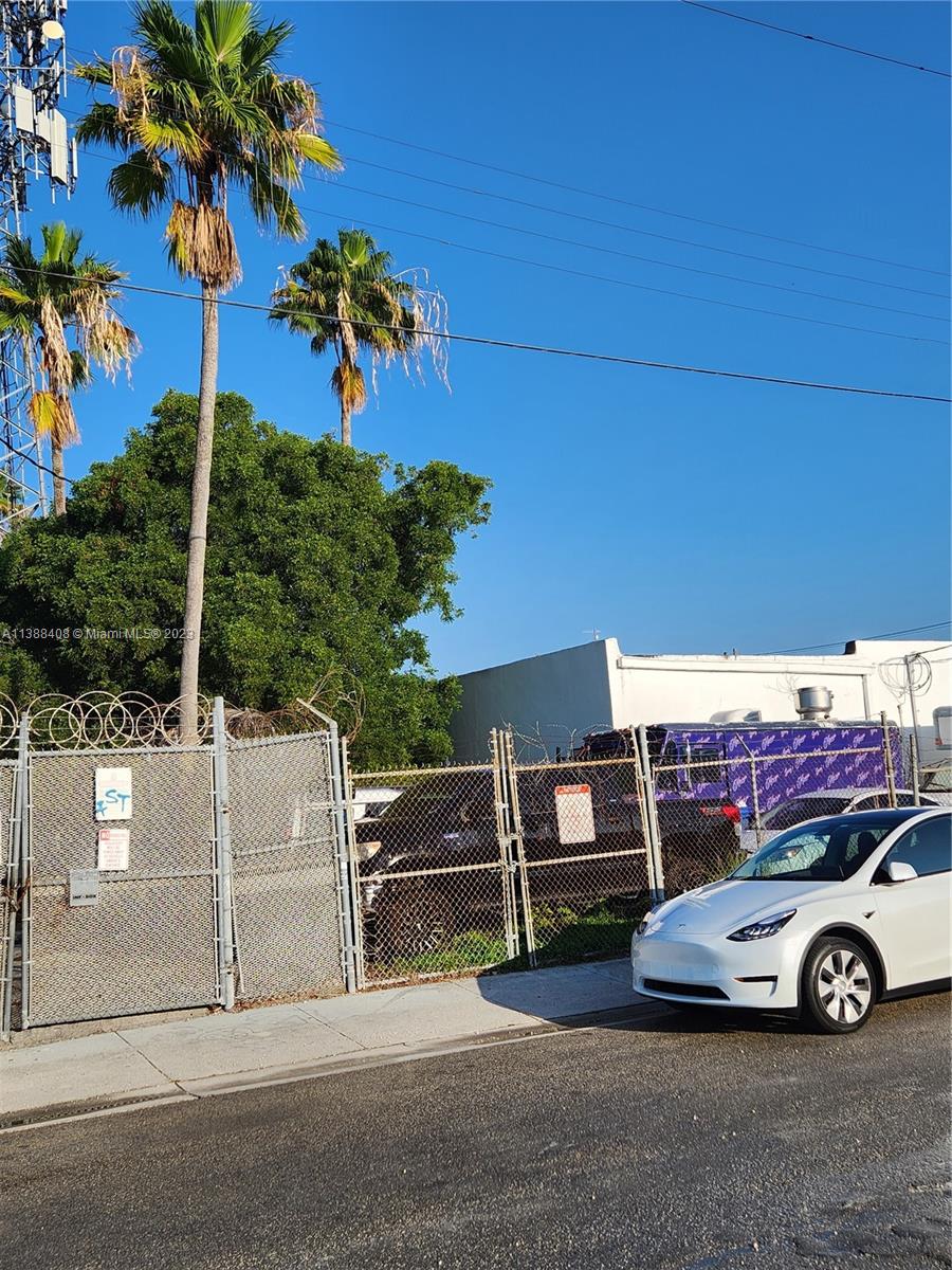 60 NW 20th St Miami, FL 33127