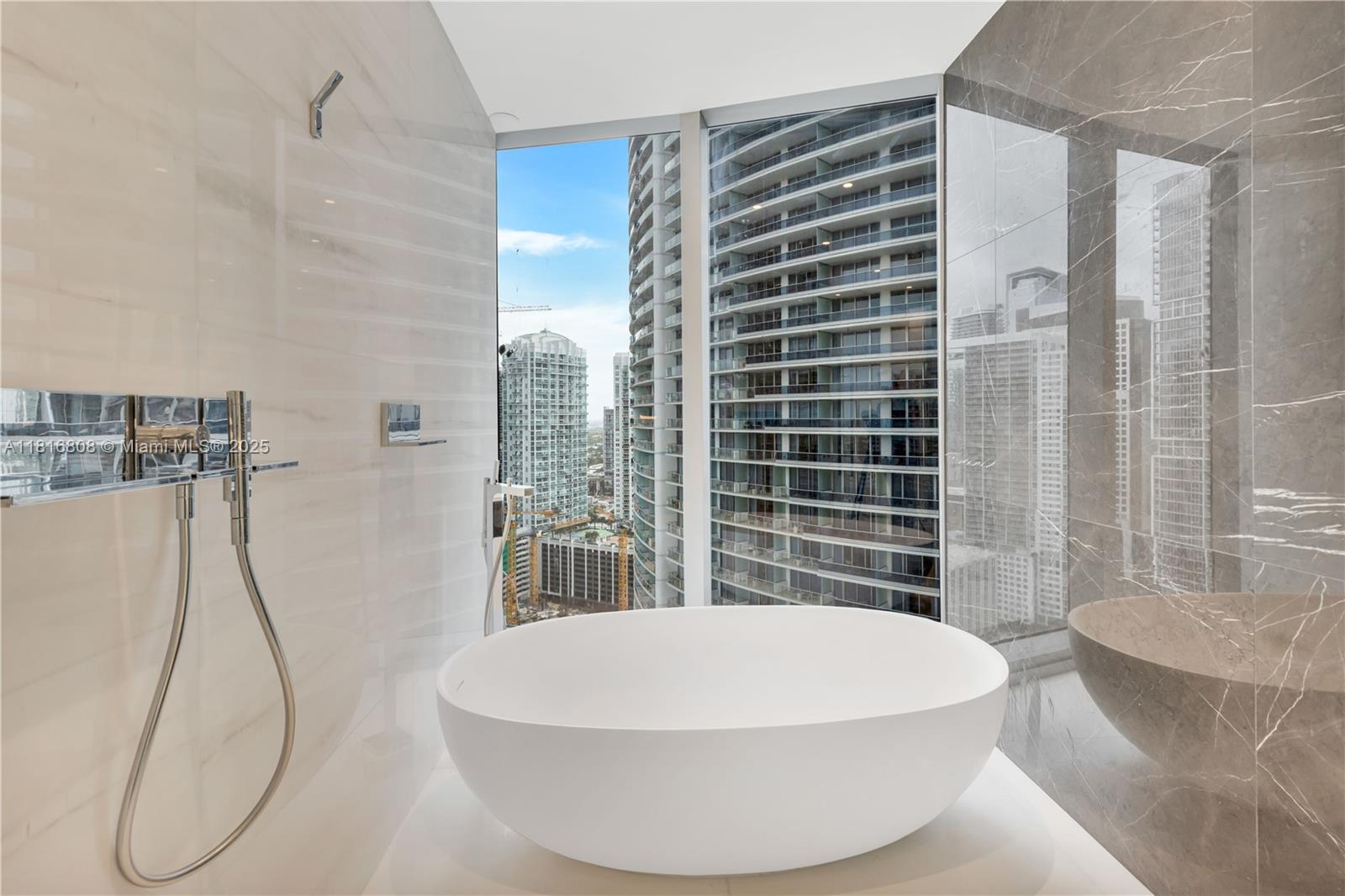 image Aston Martin Residences22