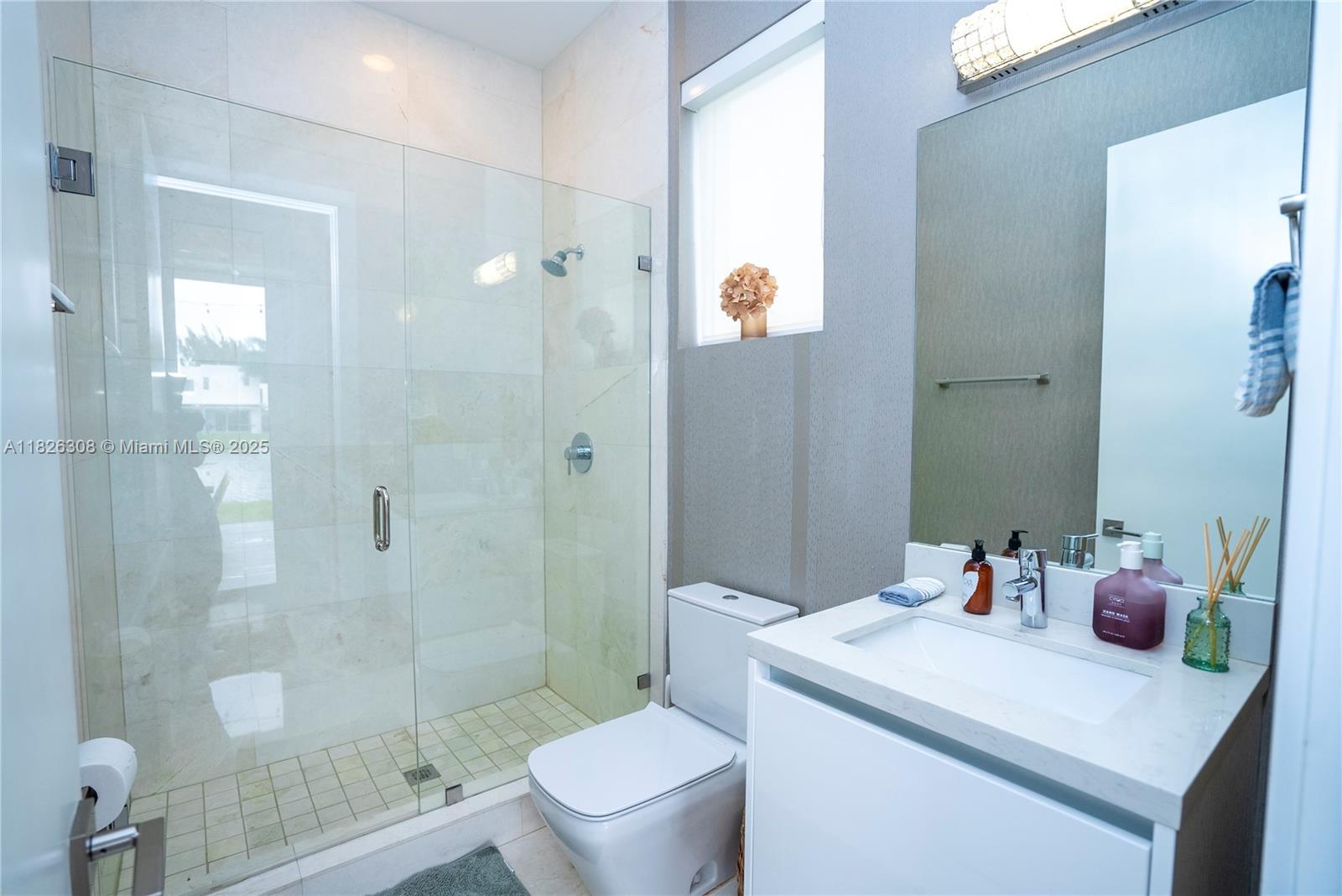 10272 NW 75th Ter Doral, FL 33178