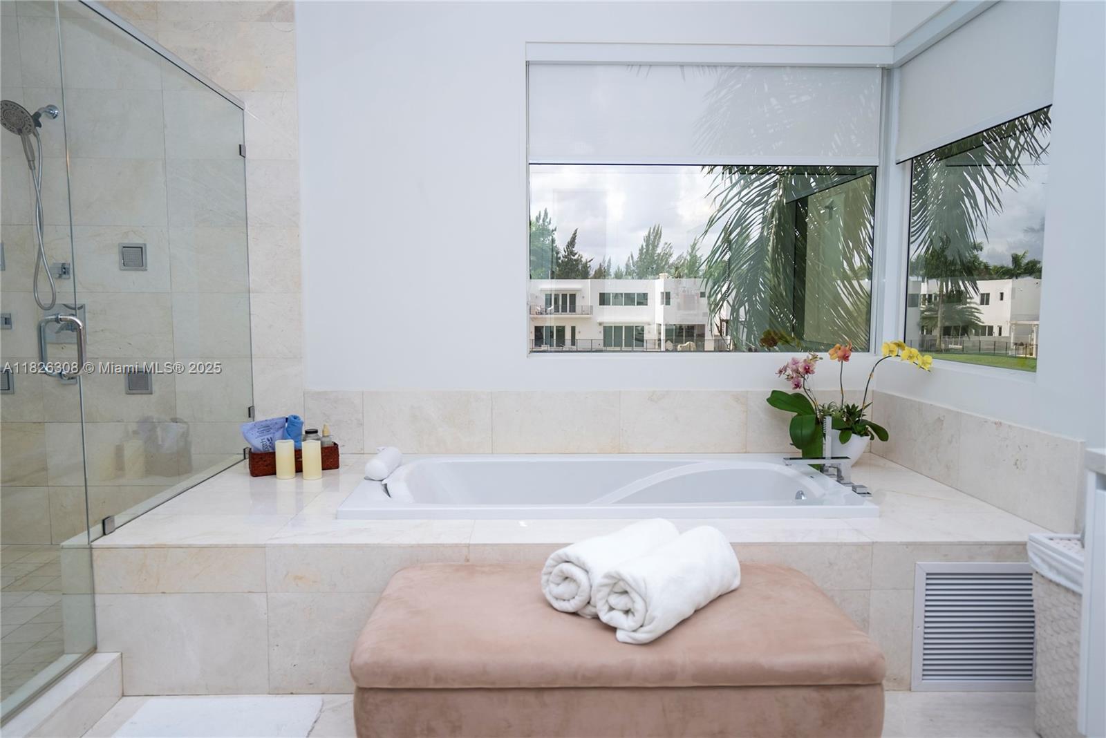 10272 NW 75th Ter Doral, FL 33178