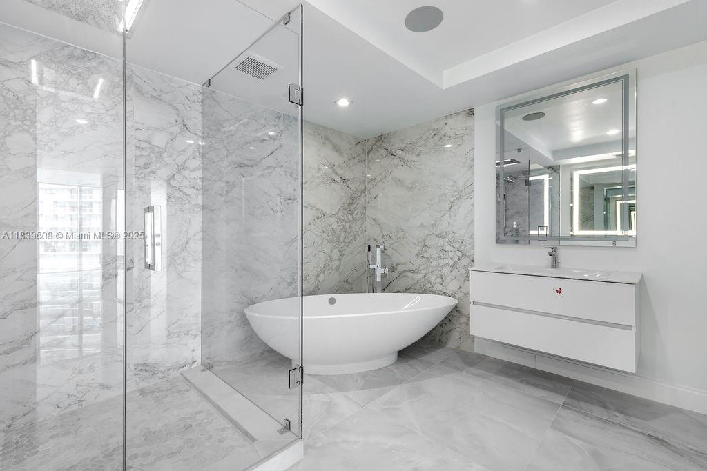 image Parque Towers Condo24