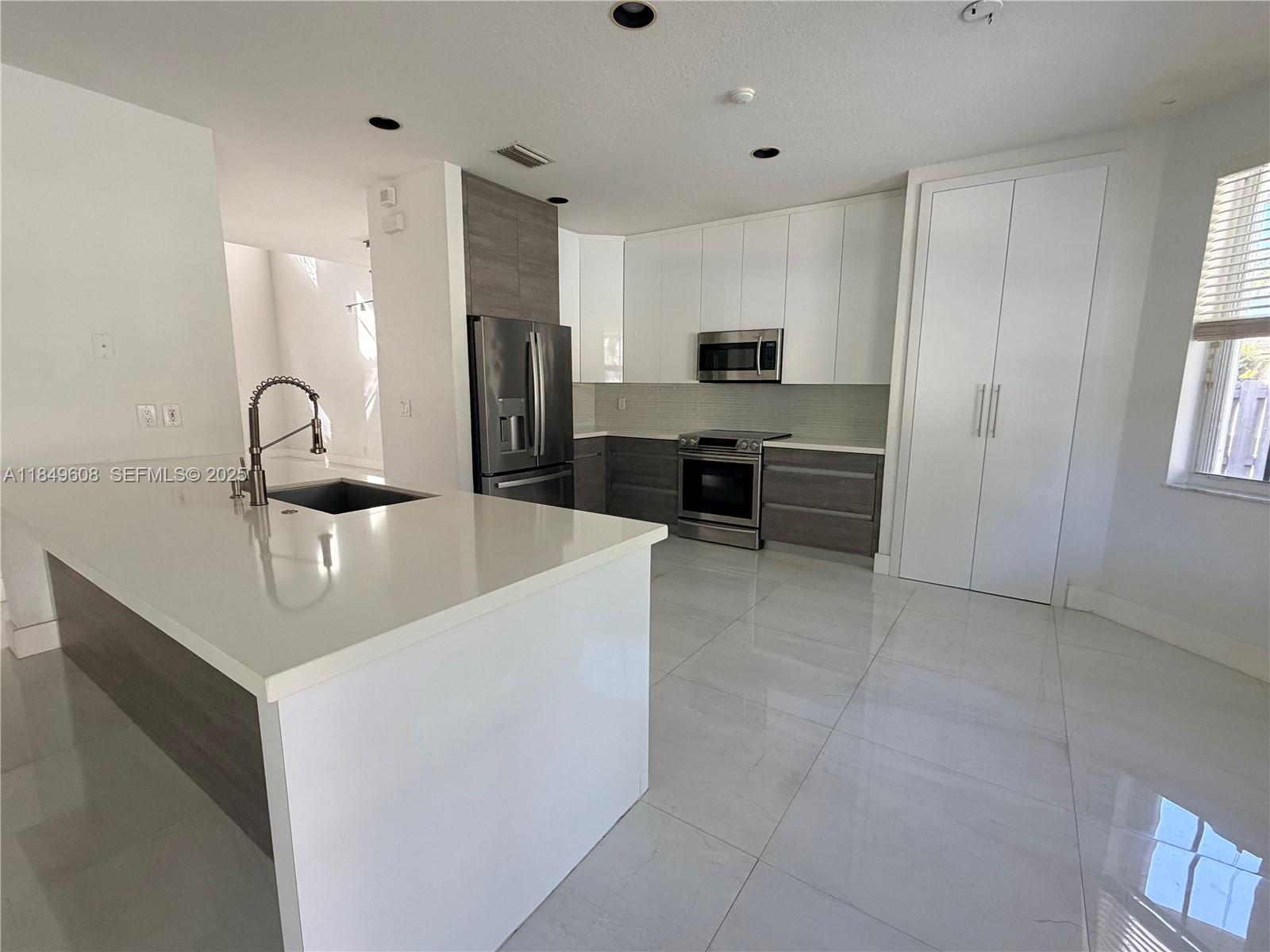 1570 Elm Grv Rd Weston, FL 33327