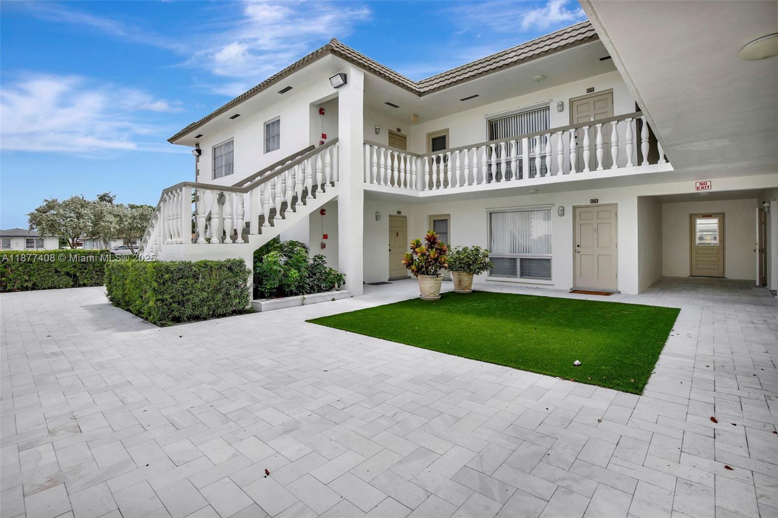 5420 Hollywood Blvd #202