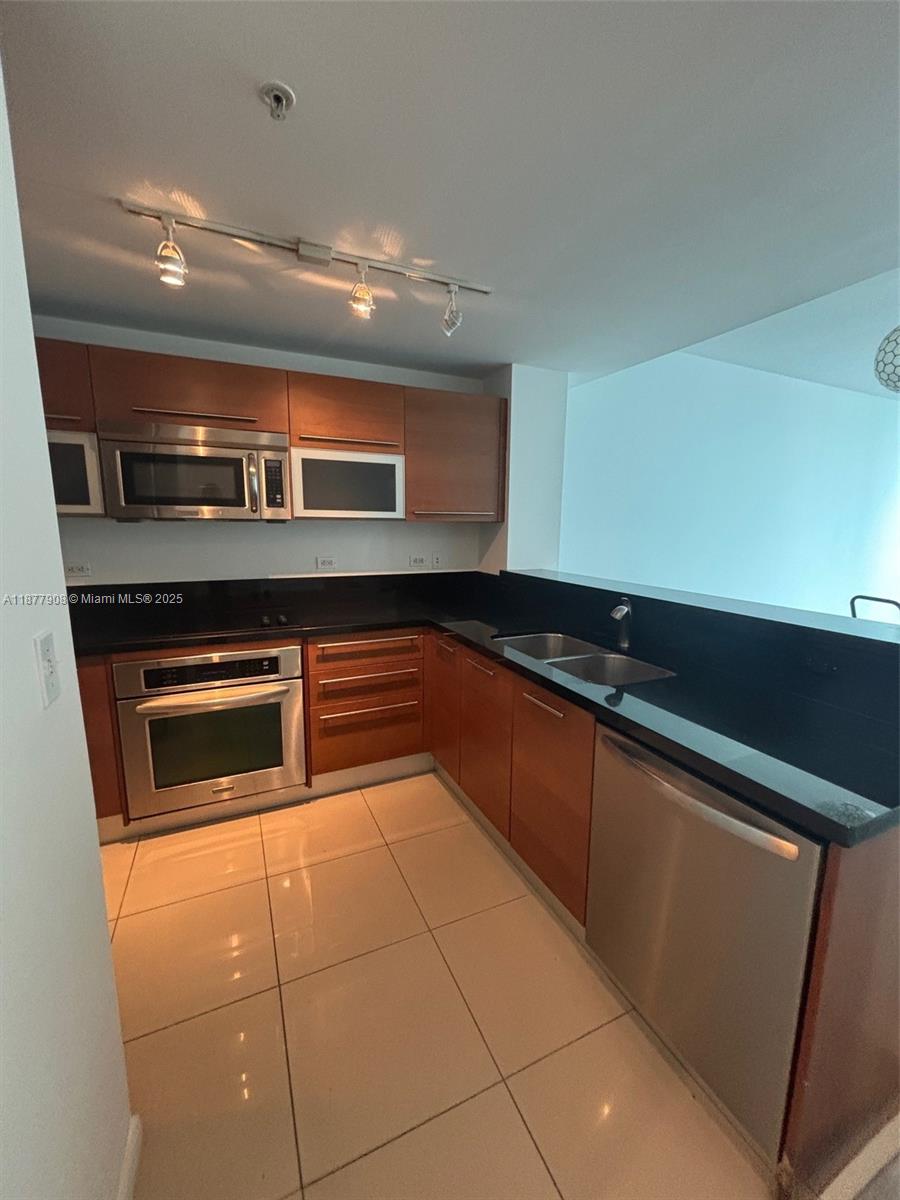 244 Biscayne Blvd #1606