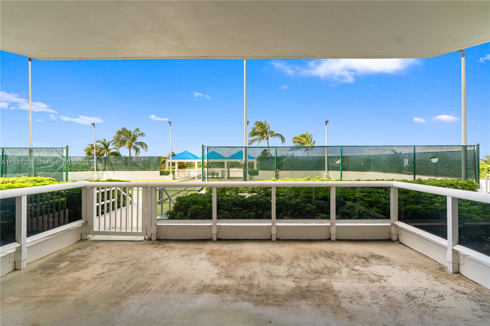 4779 Collins Ave #506