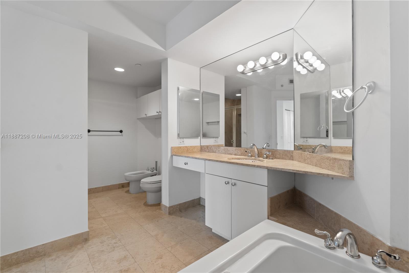 image Blue Diamond Condo19