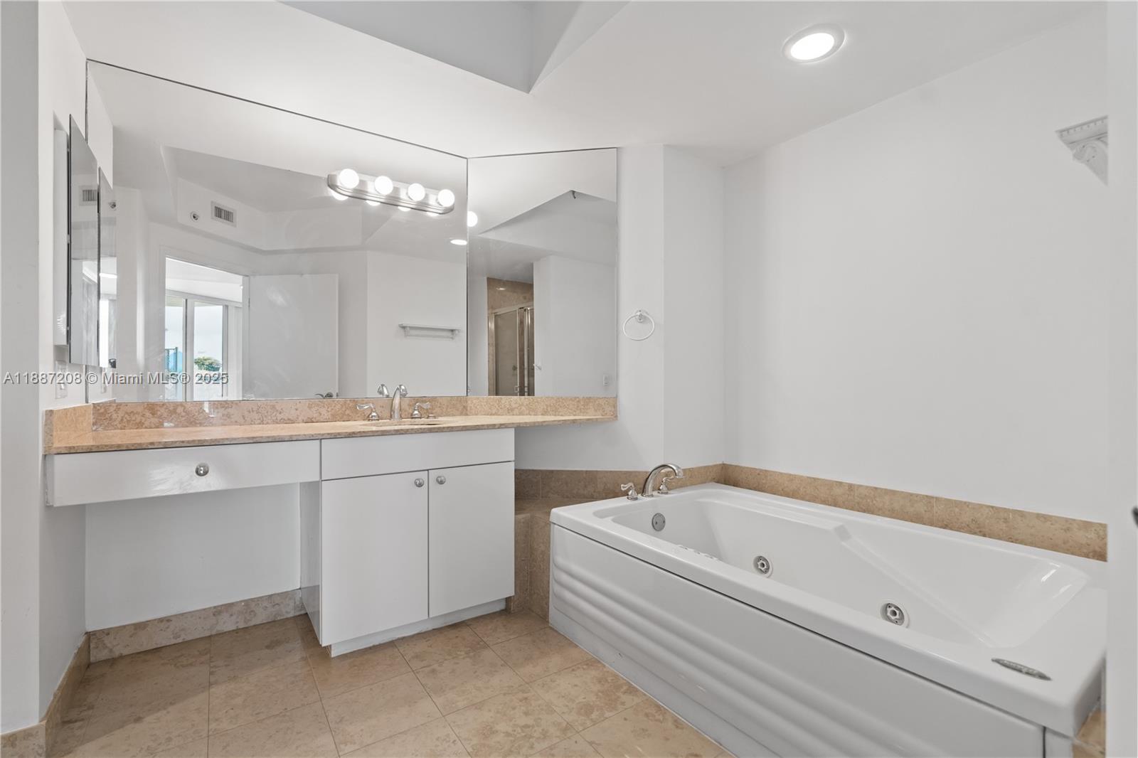 image Blue Diamond Condo20