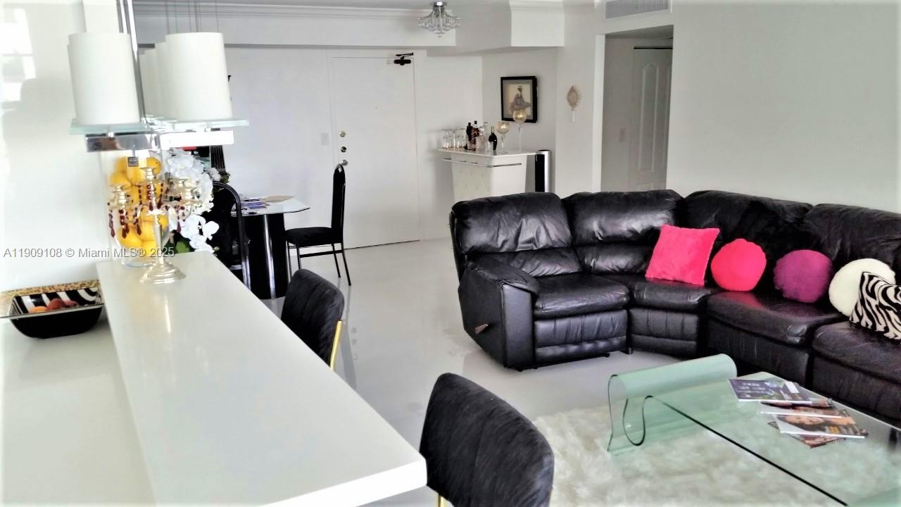 image Winston Towers Condo11