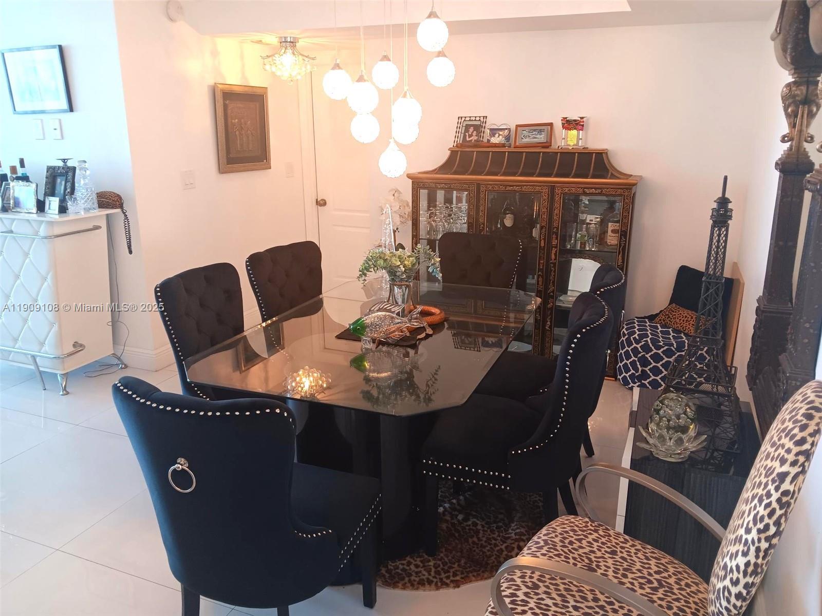 image Winston Towers Condo14