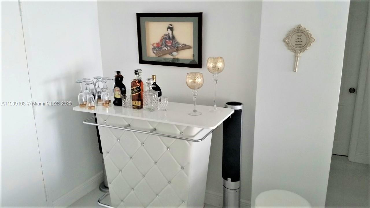 image Winston Towers Condo15