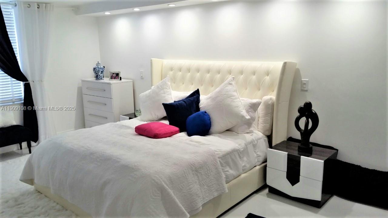 image Winston Towers Condo16