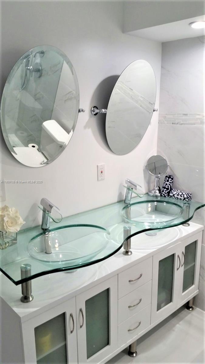 image Winston Towers Condo20