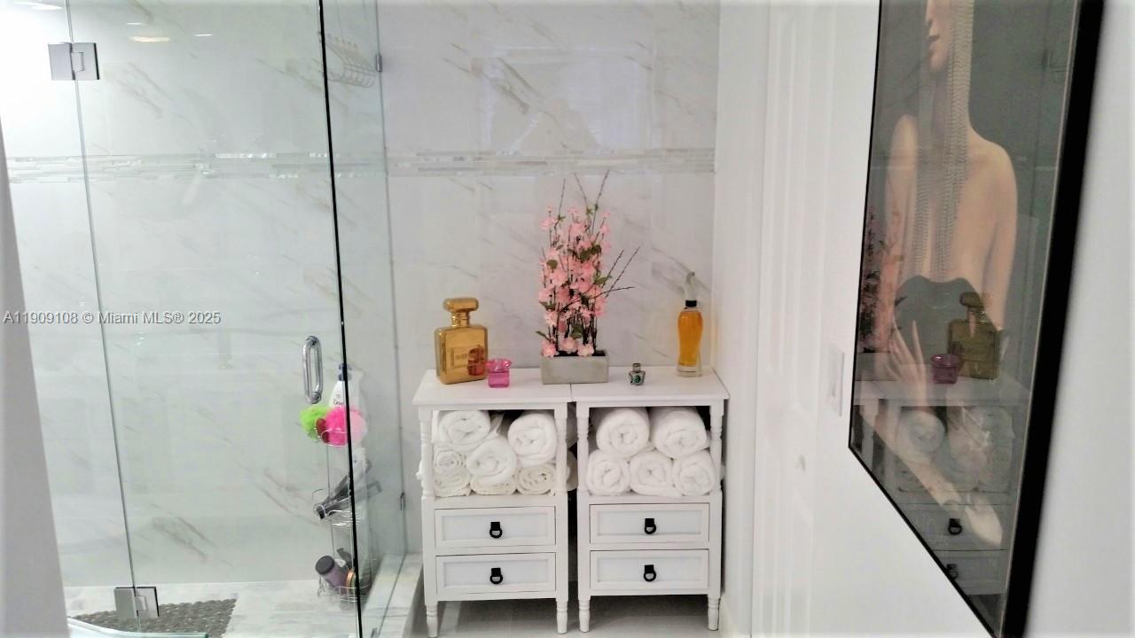 image Winston Towers Condo21