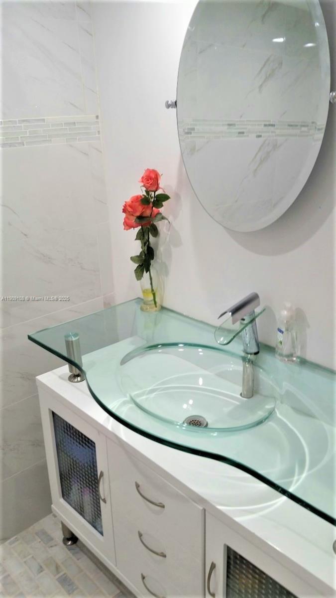 image Winston Towers Condo24