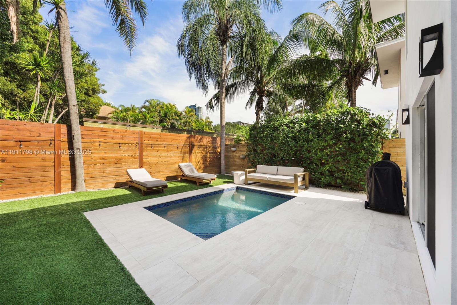 47 SW 21st Rd Miami, FL 33129