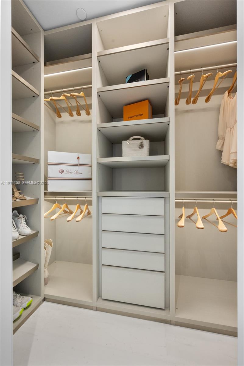 300 Biscayne Blvd Way #1101E Miami, FL 33131