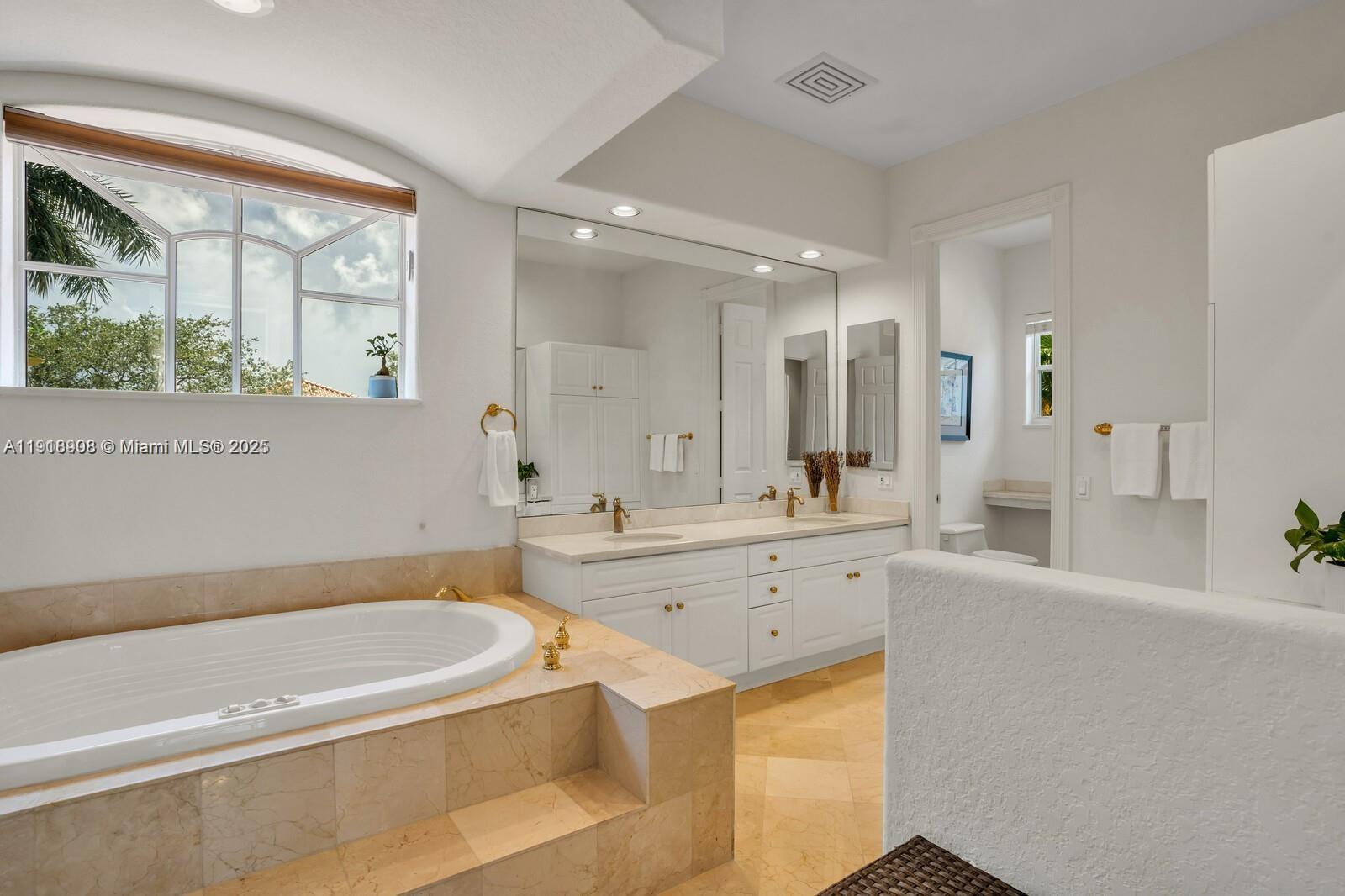 1141 Waterside Ln Hollywood, FL 33019