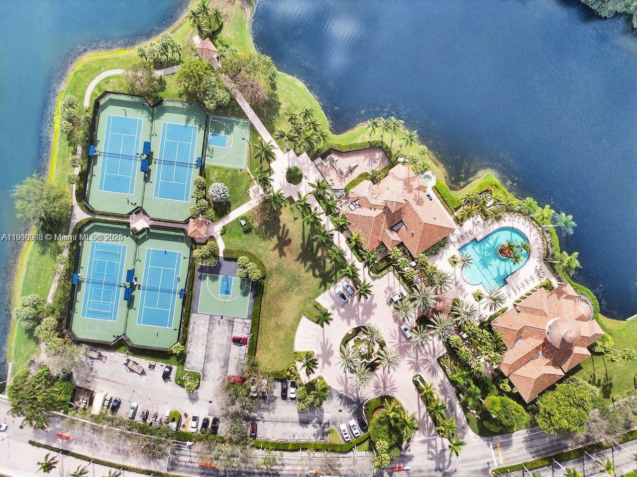 1141 Waterside Ln Hollywood, FL 33019