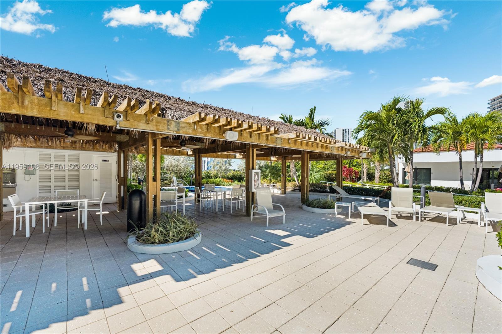 image Hamptons West25