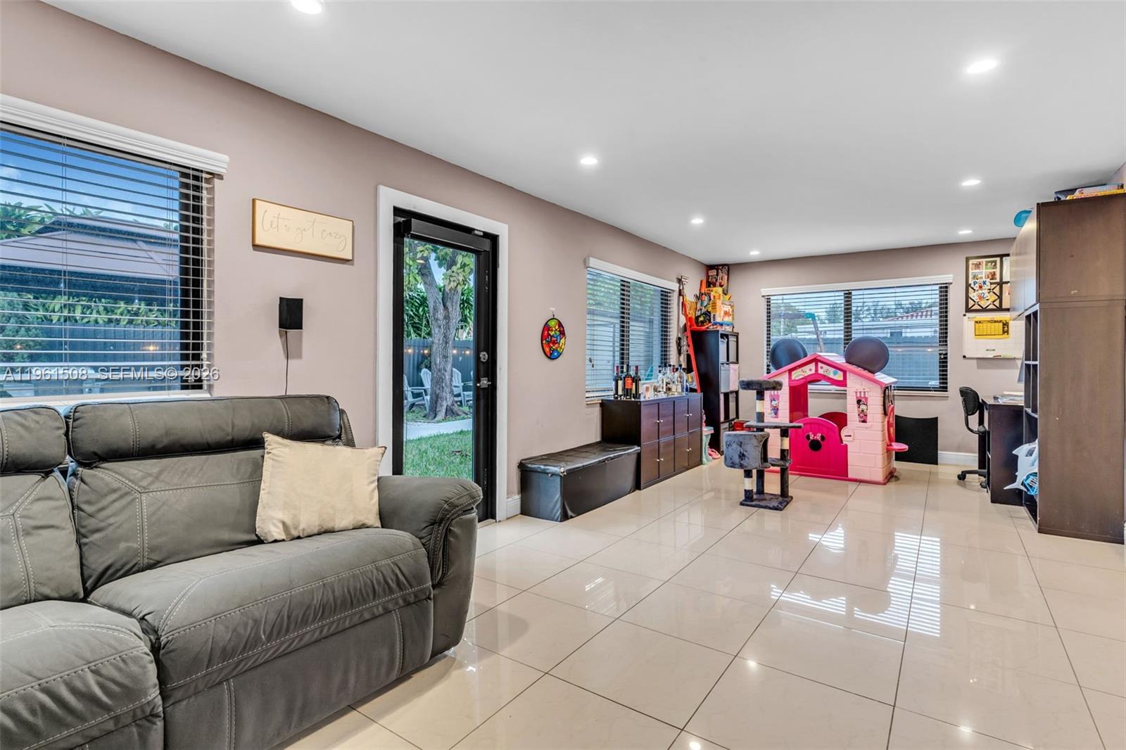 7585 SW 28th St Miami, FL 33155