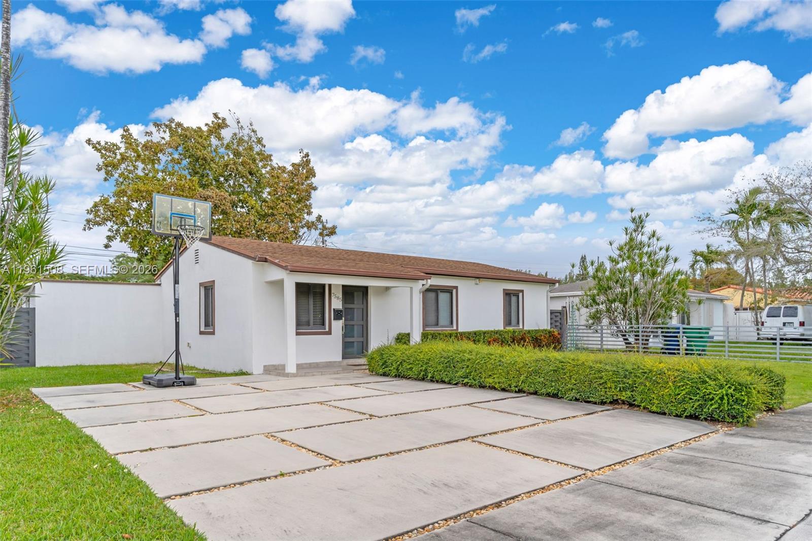 7585 SW 28th St Miami, FL 33155