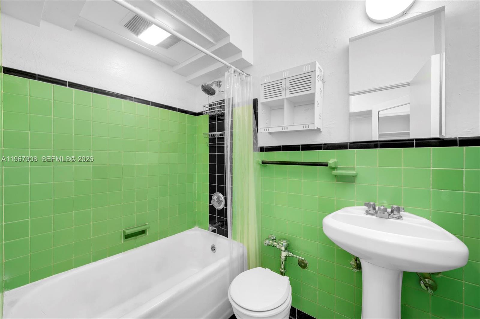 2421 Lake Pancoast Dr #2C Miami Beach, FL 33140