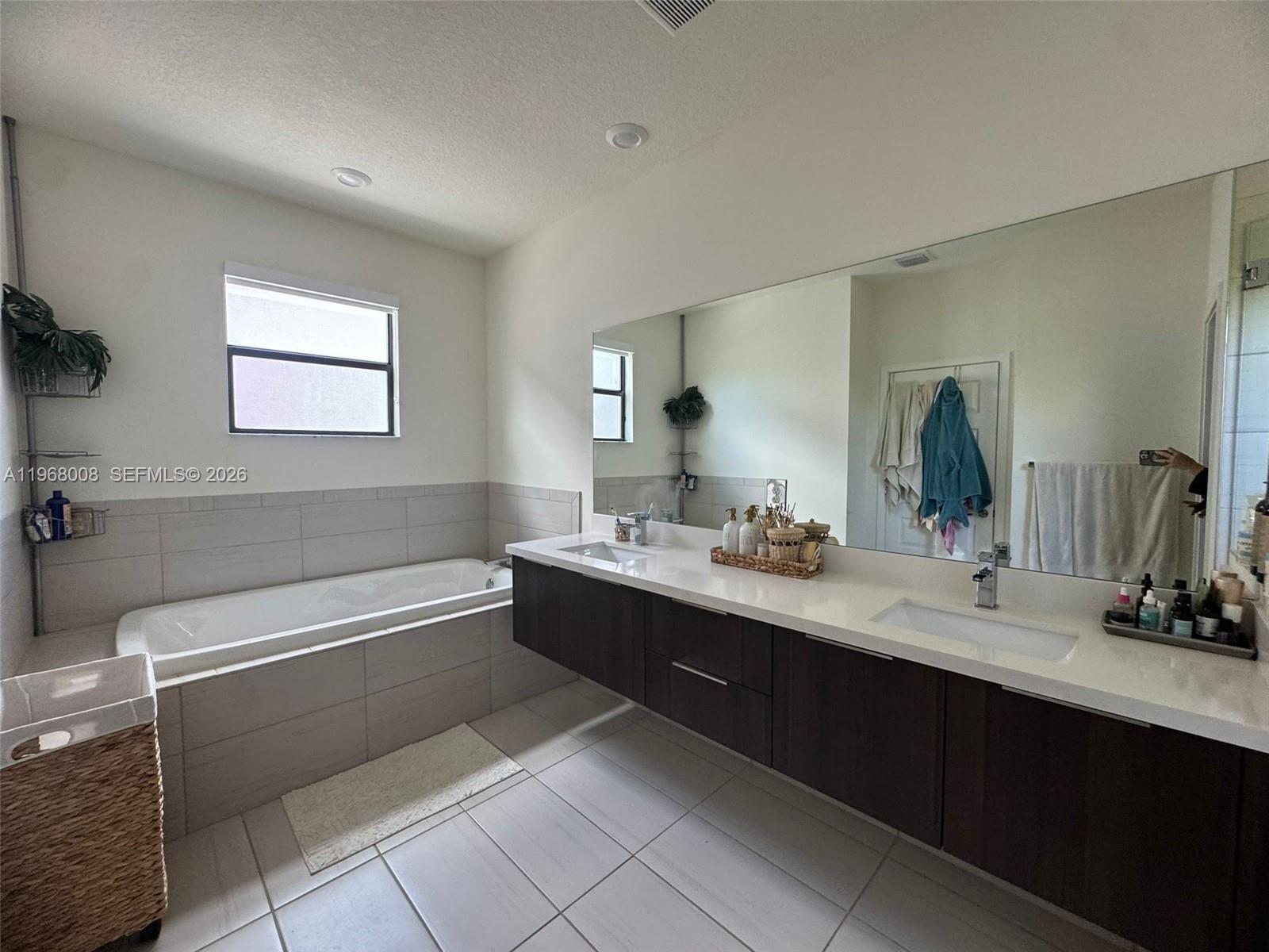 10240 NW 76th Ter Doral, FL 33178