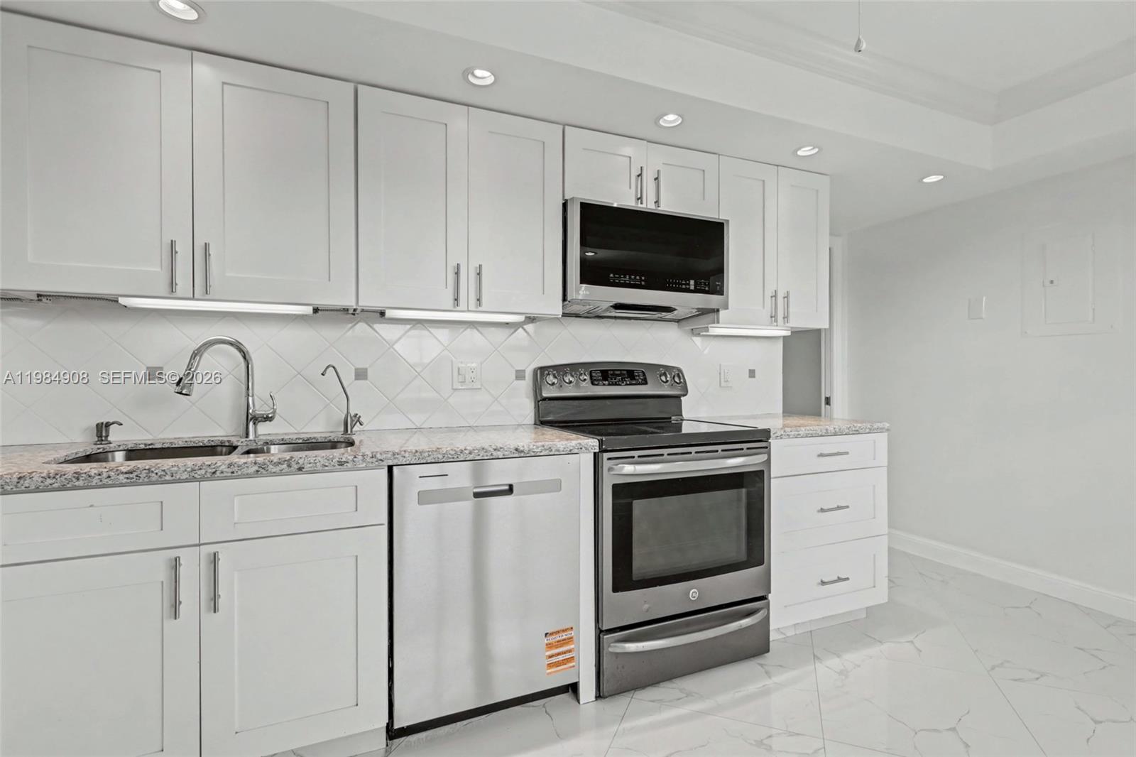 3970 Oaks Clubhouse Dr #407 Pompano Beach, FL 33069