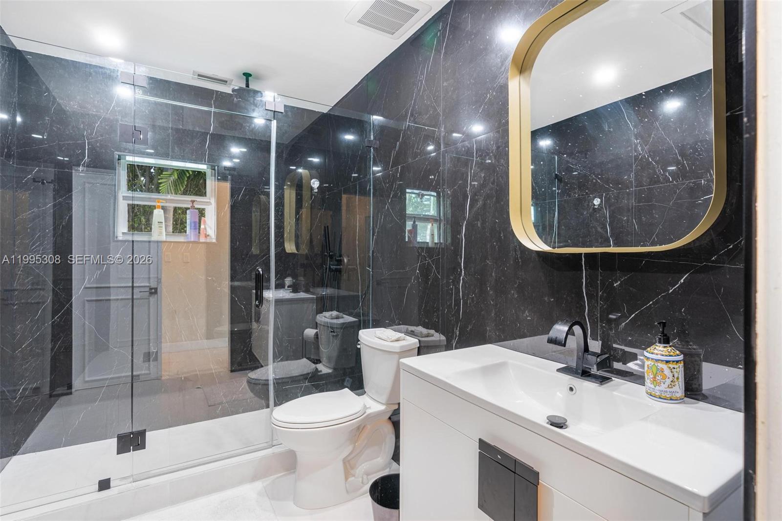 1055 Stillwater Dr Miami Beach, FL 33141