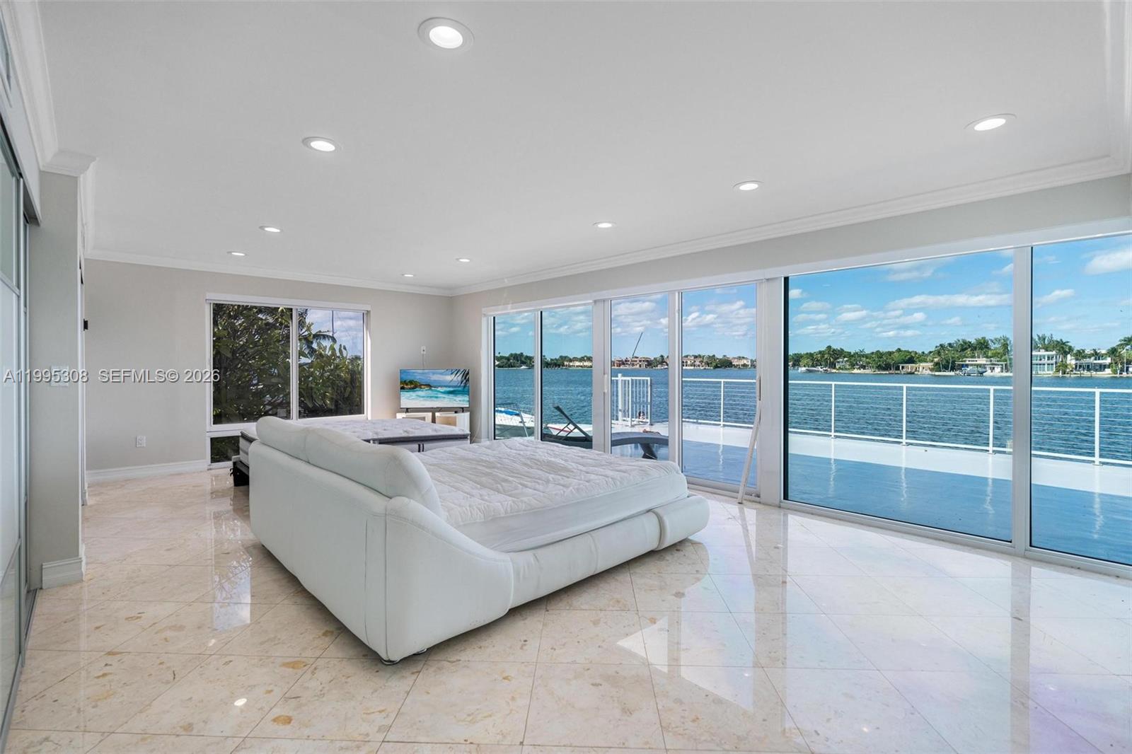 1055 Stillwater Dr Miami Beach, FL 33141