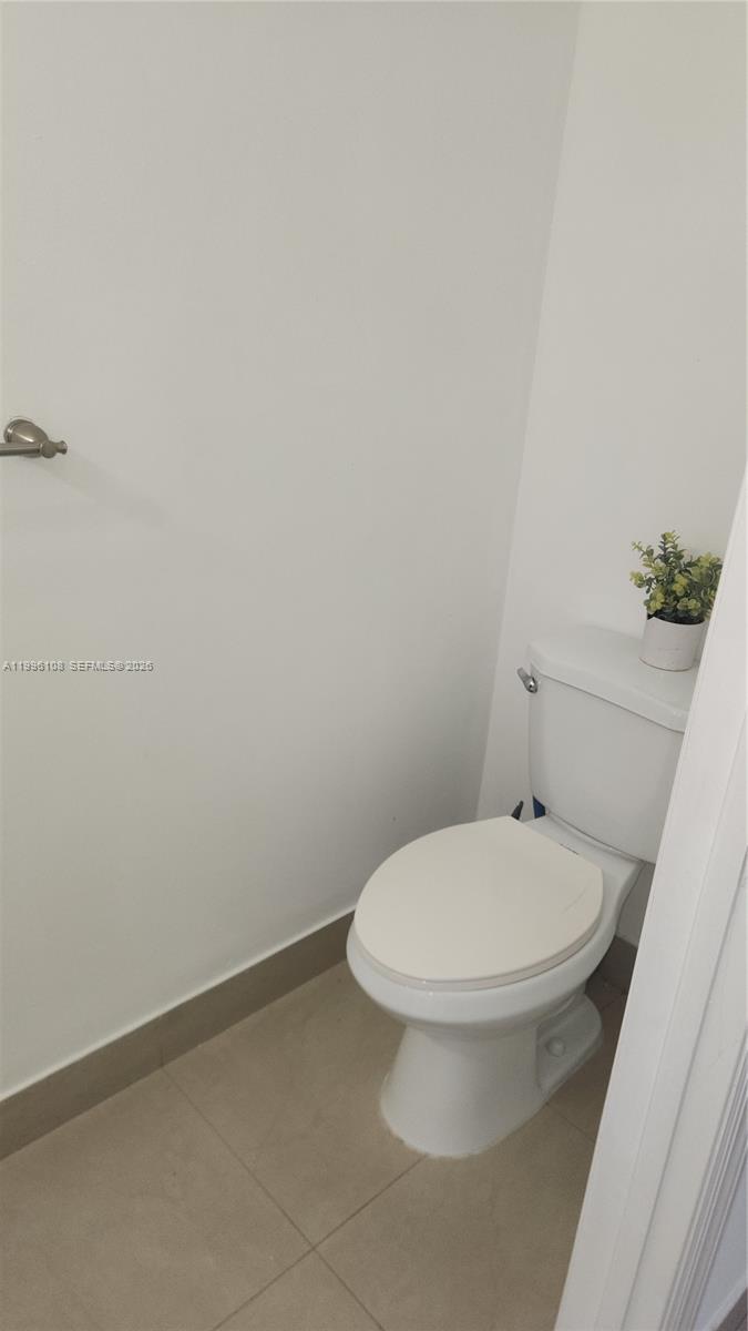 210 E Palm Cir E Pembroke Pines, FL 33025