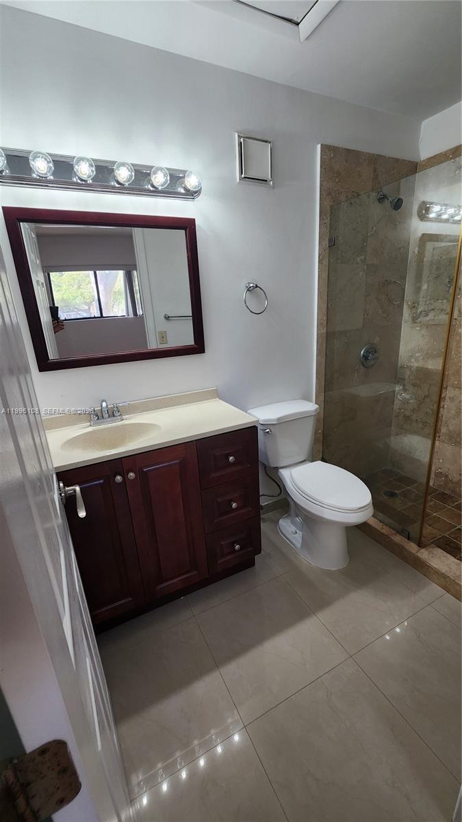 210 E Palm Cir E Pembroke Pines, FL 33025