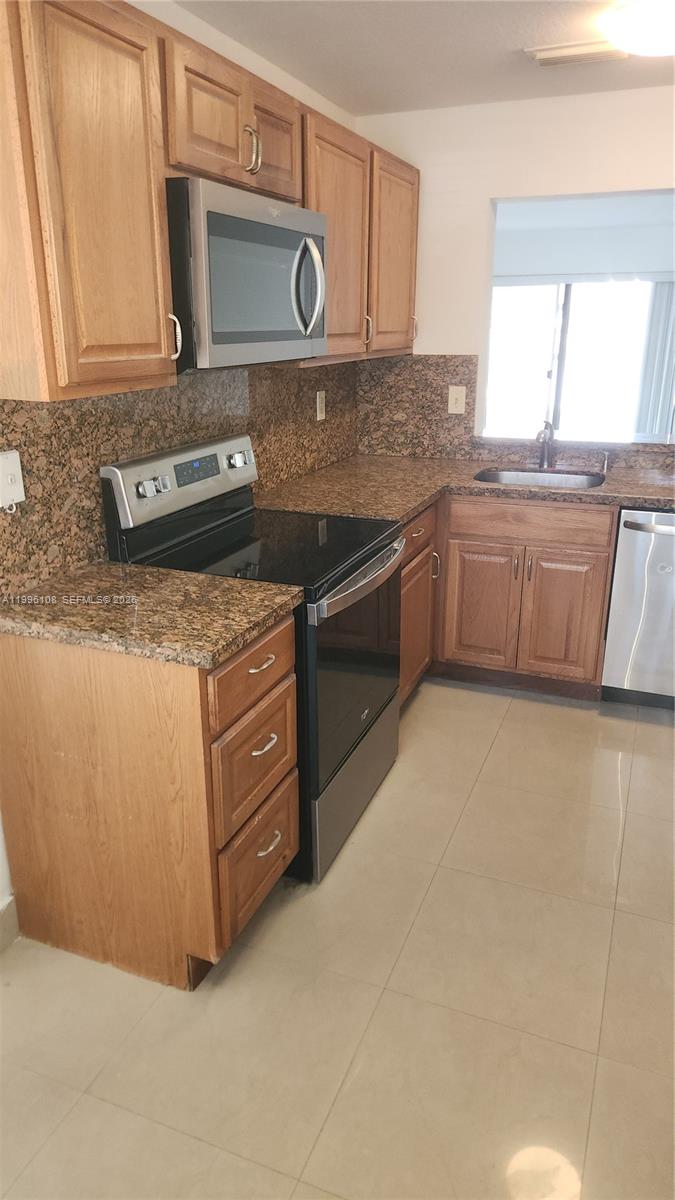 210 E Palm Cir E Pembroke Pines, FL 33025