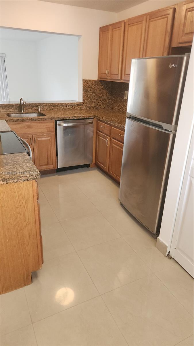 210 E Palm Cir E Pembroke Pines, FL 33025