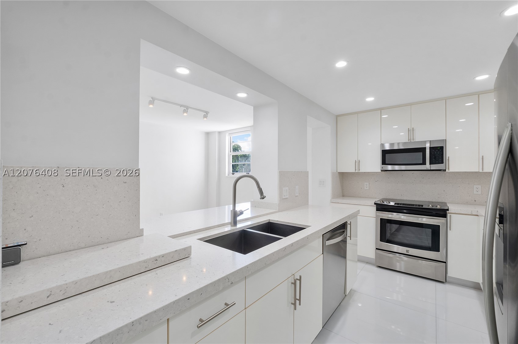 90 Edgewater Dr #104 Coral Gables, FL 33133