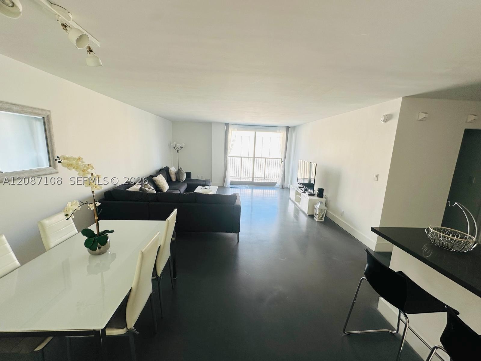1800 Collins Ave #6B