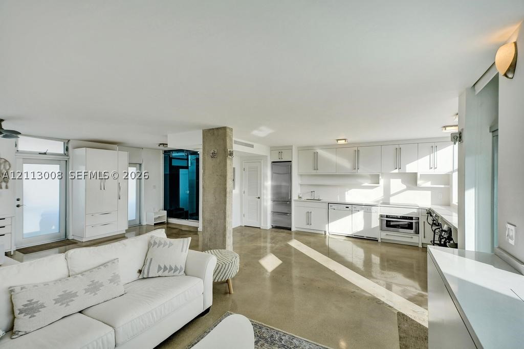 301 Ocean Dr #402