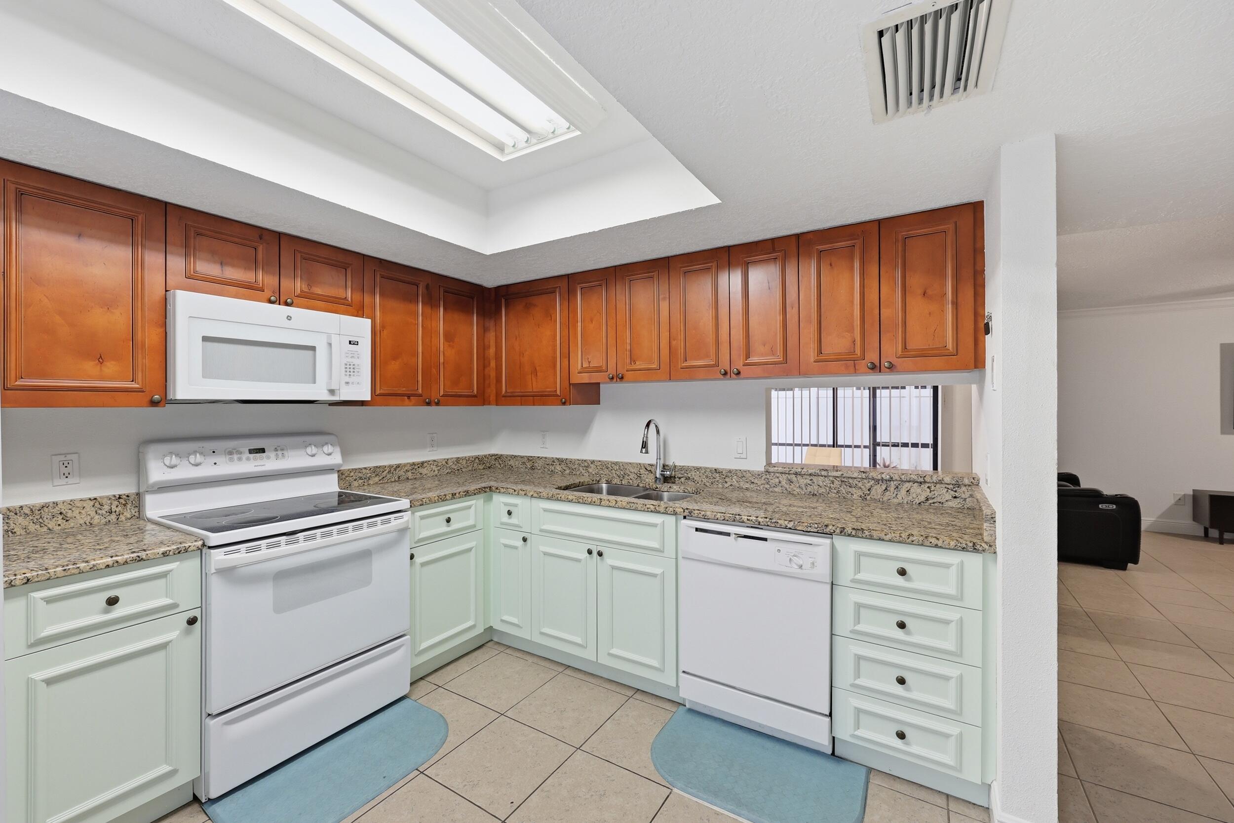 301 Lakewood #8a Jupiter, FL 33458