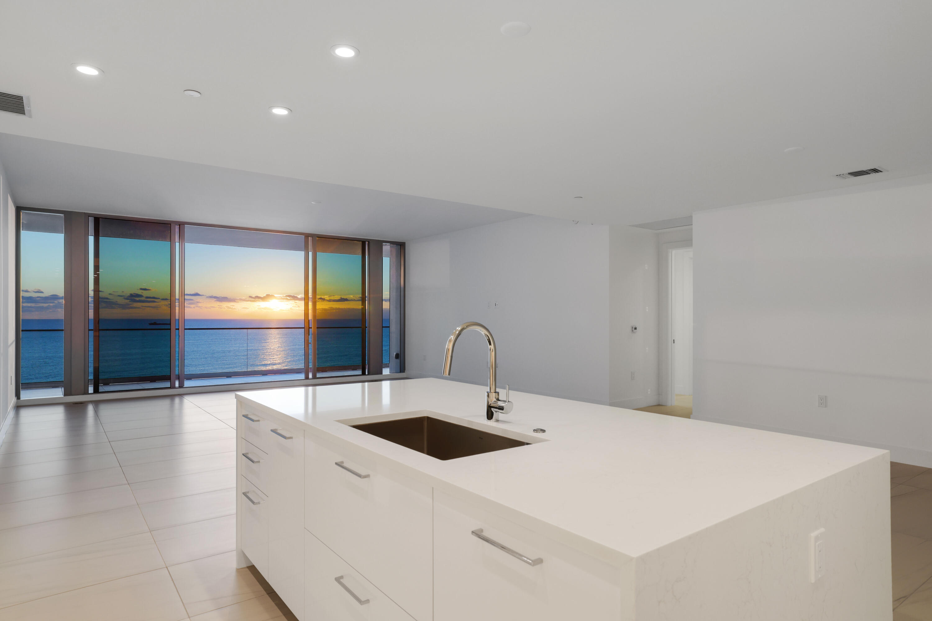 153 N Seabreeze #1001