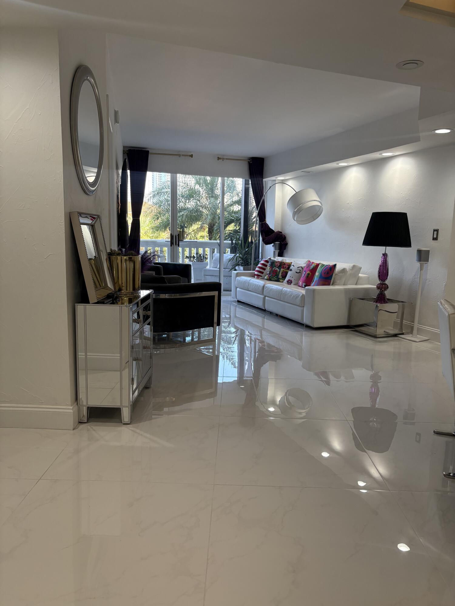 1000 E Island #305