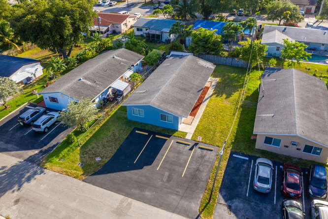320 SW 10th Ter
