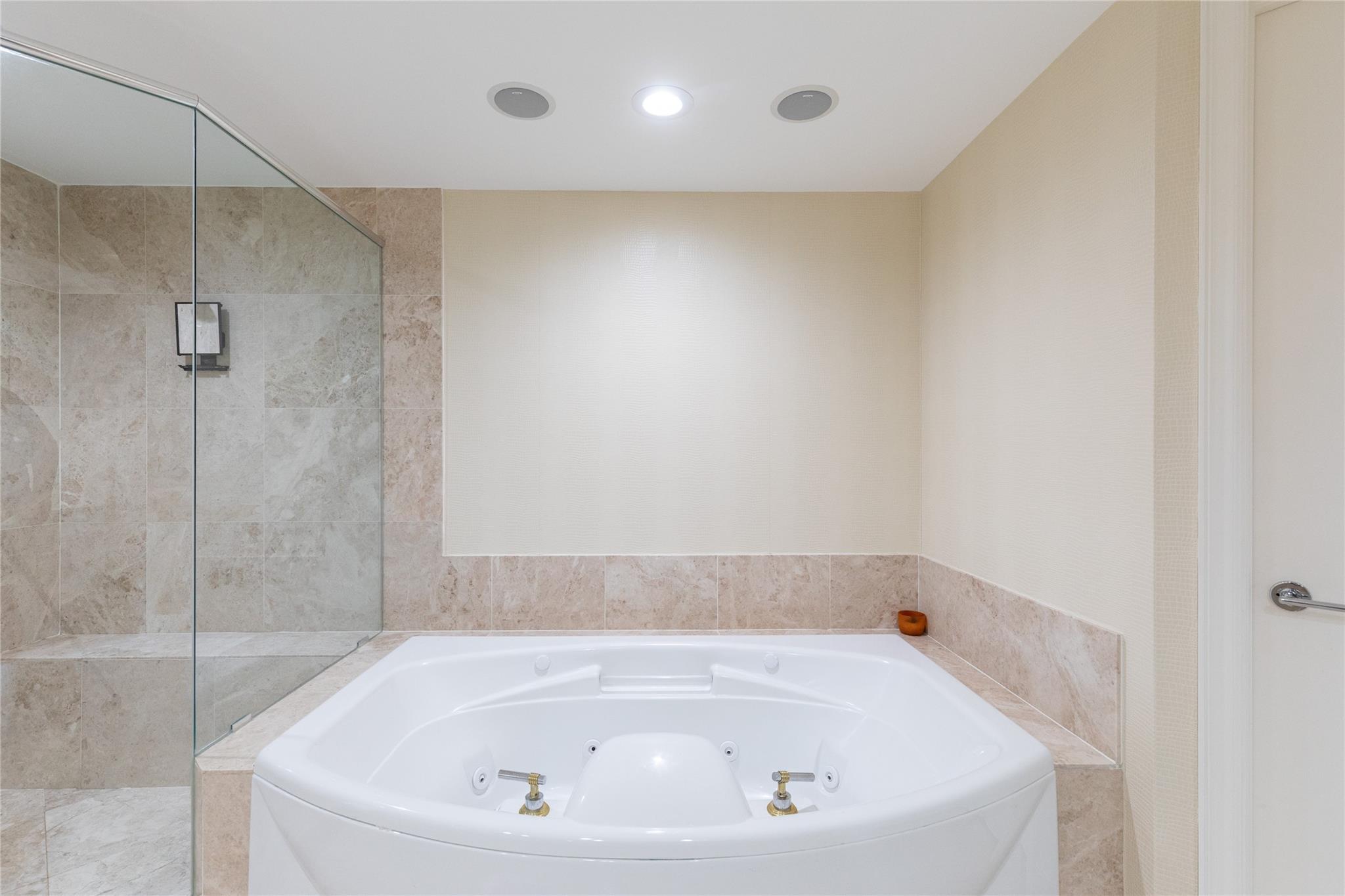 20201 E Country Clb Dr #706 Aventura, FL 33180