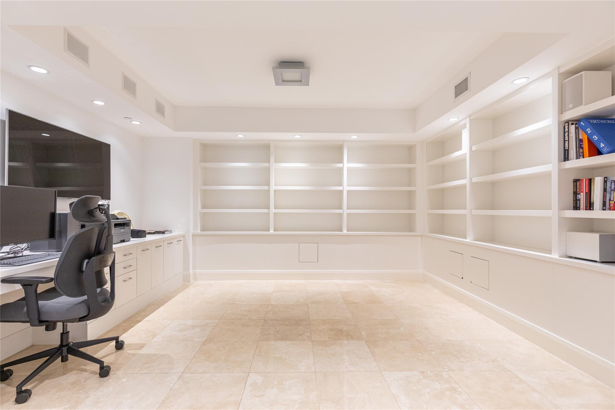 20201 E Country Clb Dr #706 Aventura, FL 33180