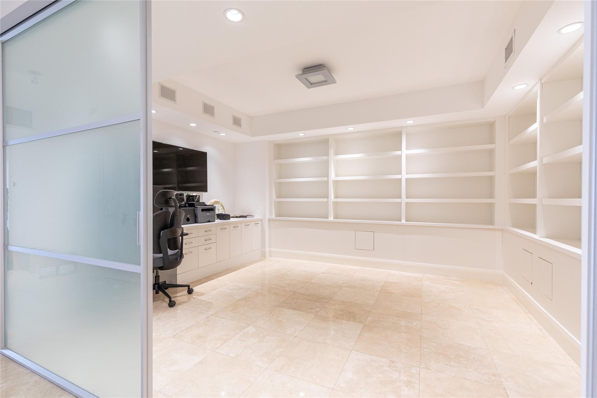 20201 E Country Clb Dr #706 Aventura, FL 33180